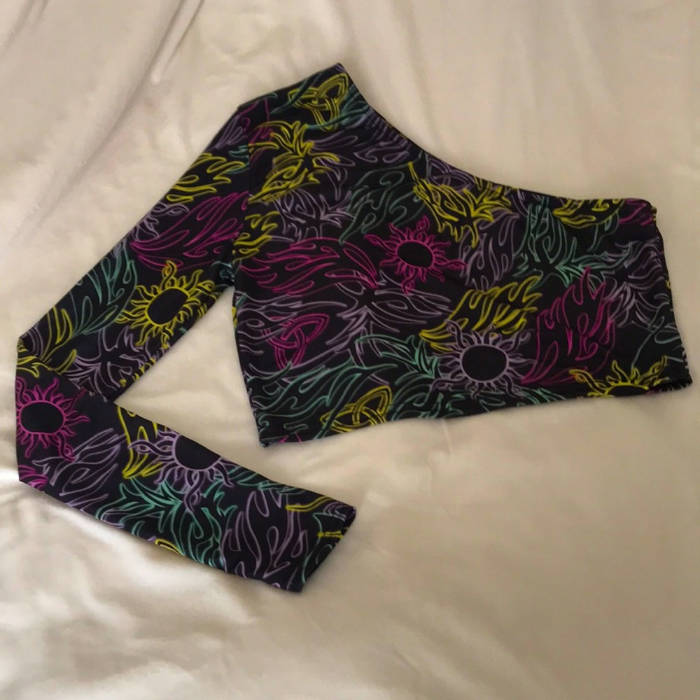 Y2K fashion one-sleeve crop top with colourful tribal tattoo print NWOT
